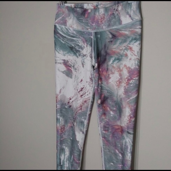 Fabletics high waisted marbled pattern Capri - Picture 3 of 9